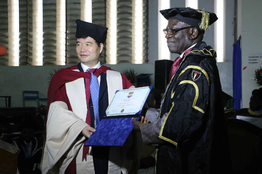 汤普森校长为赵大使颁发荣誉博士学位.JPG